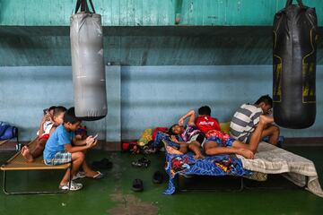 Un grupo de jóvenes descansan en el mismo Centro Deportivo. 