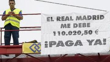 El empresario, equipado con dos botellas de agua y dos paquetes de tabaco, ha decidido subirse a la grúa con una pancarta que reza "El Real Madrid me debe 110.020,50 euros. ¡Paga Ya!", después de esperar varios meses a que "alguien se hiciera cargo del pago" que le deben.