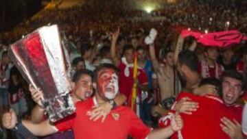 Sevilla se echó a la calle y hoy recibirá a los campeones