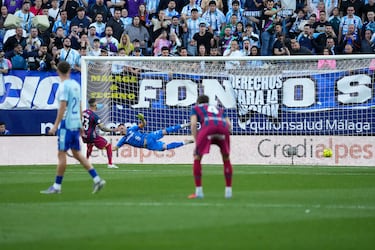El Málaga gana al Huesca a la ruleta rusa