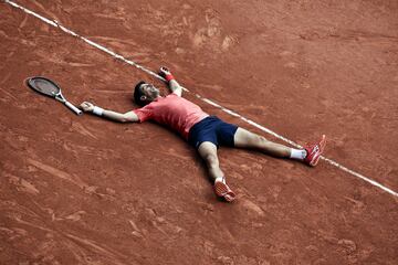 Novak Djokovic celebra después de ganar la final masculina contra Casper Ruud durante el torneo de tenis Grand Slam del Abierto de Francia en Roland Garros.