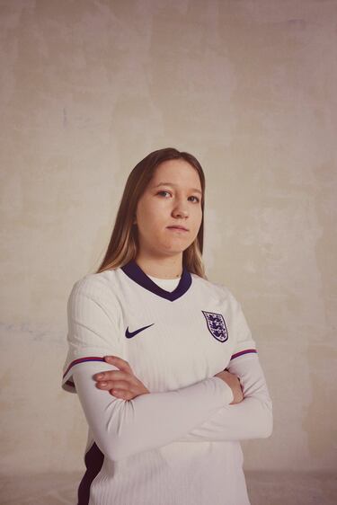 Una de las selecciones favoritas para alzar el trofeo de la Eurocopa 2024 ha presentado su nueva equipación. Con Jude Bellingham, Harry Kane o Jack Grealish como estrellas de la selección se postulan como una de las máximas favoritas en las casas de apuestas. 