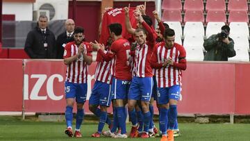 Jugadores del Sporting celebran un gol en un partido de LaLiga 1,2,3.