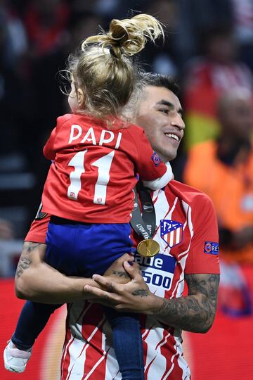 Ángel Correa con su hija.
