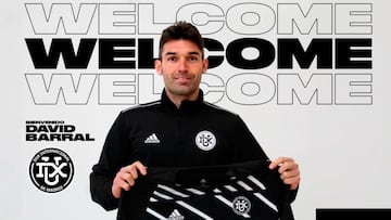 David Barral posa con la nueva camiseta de su equipo