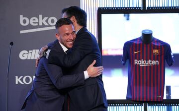 Arthur junto a Josep Maria Bartomeu.