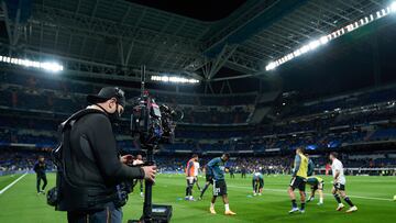 MADRID, SPAIN - MARCH 20: Steadicam cameraman works prior to the LaLiga Santander match between Real Madrid CF and FC Barcelona at Estadio Santiago Bernabeu on March 20, 2022 in Madrid, Spain. (Photo by Angel Martinez/Getty Images) camara de television