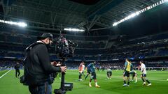 MADRID, SPAIN - MARCH 20: Steadicam cameraman works prior to the LaLiga Santander match between Real Madrid CF and FC Barcelona at Estadio Santiago Bernabeu on March 20, 2022 in Madrid, Spain. (Photo by Angel Martinez/Getty Images) camara de television