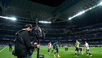 MADRID, SPAIN - MARCH 20: Steadicam cameraman works prior to the LaLiga Santander match between Real Madrid CF and FC Barcelona at Estadio Santiago Bernabeu on March 20, 2022 in Madrid, Spain. (Photo by Angel Martinez/Getty Images) camara de television