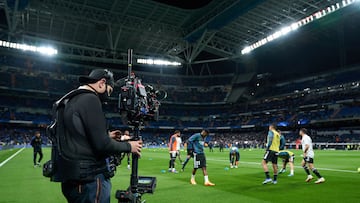 MADRID, SPAIN - MARCH 20: Steadicam cameraman works prior to the LaLiga Santander match between Real Madrid CF and FC Barcelona at Estadio Santiago Bernabeu on March 20, 2022 in Madrid, Spain. (Photo by Angel Martinez/Getty Images) camara de television