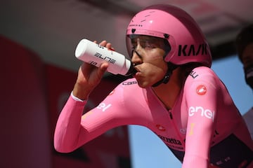 El corredor del Team INEOS - Grenadiers hizo historia en el deporte colombiano y se coronó campeón del Giro de Italia. Bernal mantuvo la ventaja en la clasificación general y tras la contrarreloj en la última etapa, se quedó con el título. 