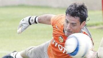 <b>INTERESANTE OFERTA. </b>El Sevilla quiere asegurarse el concurso de Palop si se marcha finalmente Notario.