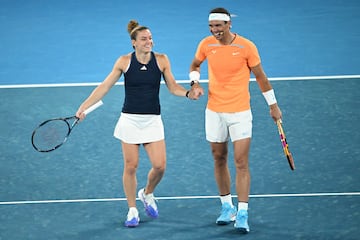 El tenista español, Rafael Nadal, bromea con la tenista griega, Maria Sakkari, durante el partido de exhibición organizado por Tennis Australia para las zonas más afectadas de Ucrania.