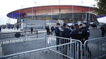 Saint-denis (France), 13/11/2024.- Police officers patrol outside the Stade de France before the UEFA Nations League match between France and Israel in Saint-Denis, France, 14 November 2024. Some 4,000 police officers were deployed ahead of the UEFA Nations League match France vs Israel following the violence surrounding Israeli football supporters after Ajax's soccer match against Maccabi Tel Aviv on 07 November. The incidents have been labelled as 'anti-Semitic' by the Amsterdam mayor and several heads of states and government. (Francia) EFE/EPA/YOAN VALAT