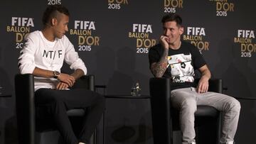 Neymar y Messi, durante la Gala del Bal&oacute;n de Oro 2015.