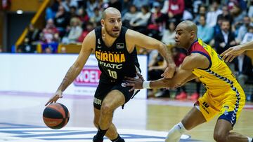 GIRONA, 02/12/2023.- El jugador de Bàsquet Girona Quino Colom (i) disputa una posesión ante el jugador del Morabanc Andorra Markel Starks (d) durante el partido de la Liga Endesa disputado entre el Basquet Girona y el Morabanc Andorra en el pabellón de Fontajau de Girona, este sábado. EFE/ David Borrat
