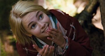 Leslie Burke (AnnaSophia Robb) es la chispa de imaginación que da color a la gris vida de Jesse (Josh Hutcherson). Juntos inventan Terabithia, un reino secreto en el bosque donde todo es posible. Un día, el padre de Jesse, Jack (Robert Patrick), le cuenta que su amiga Leslie ha cruzado sola el río para llegar a su mundo mágico, pero la cuerda se rompió y se ahogó. Su muerte arrebata la inocencia de Jesse, dejando claro que a veces la fantasía no puede salvarnos de la realidad.
