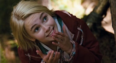 Leslie Burke (AnnaSophia Robb) es la chispa de imaginación que da color a la gris vida de Jesse (Josh Hutcherson). Juntos inventan Terabithia, un reino secreto en el bosque donde todo es posible. Un día, el padre de Jesse, Jack (Robert Patrick), le cuenta que su amiga Leslie ha cruzado sola el río para llegar a su mundo mágico, pero la cuerda se rompió y se ahogó. Su muerte arrebata la inocencia de Jesse, dejando claro que a veces la fantasía no puede salvarnos de la realidad.
