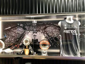 Una de las vitrinas del nuevo bar tem&aacute;tico que regenta el Bilbao Basket