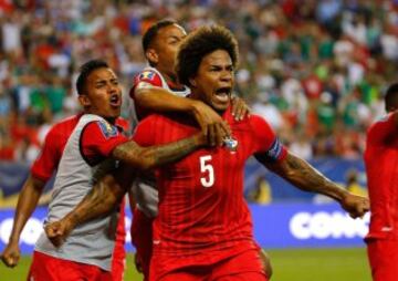 El defensa central de Panamá Román Torres celebrando el tanto que ponía al frente en el marcador a su selección ante el Tri.
