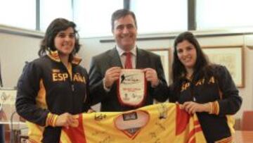 Miguel Cardenal junto a dos de las jugadoras de la Selección femenina de hockey hielo.