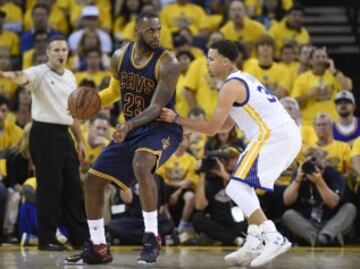 El jugador de los Cavaliers LeBron James y Stephen Curry, de los Warriors,  durante el quinto partido de la serie final de la NBA