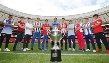 Los participantes de la Wanda Football Cup con la copa.