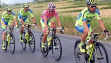 Alberto Contador mantuvo la camiseta rosa pero no la pudo lucir en el podio por la ca&iacute;da. 