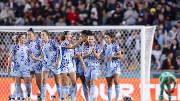 Auckland (New Zealand), 05/08/2023.- Spain's midfielder Aitana Bonmati, center, celebrates with teammates after scoring during the FIFA Women's World Cup 2023 round of 16 soccer match between Switzerland and Spain at Eden Park in Auckland, New Zealand, 05 August 2023. (Mundial de Fútbol, Nueva Zelanda, España, Suiza) EFE/EPA/MICHAEL BUHOLZER