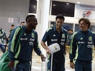 AME7072. SAN PEDRO SULA (HONDURAS), 13/11/2024.- Julian Quiñones (i), Raúl Gímenez (c), y Guillermo Ochoa, jugadores de la selección mexicana de fútbol, hablan durante su llegada al aeropuerto Ramon Villeda Morales, este miércoles, en la ciudad de San Pedro Sula (Honduras). La selección mexicana enfrentará a Honduras en la ida de los cuartos de final de la Nations League de la Concacaf. EFE/ Jose Valle