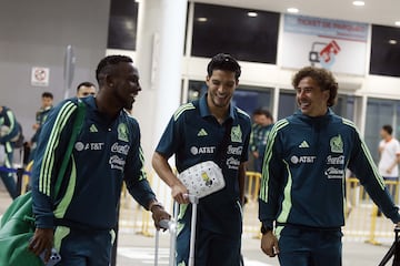 AME7072. SAN PEDRO SULA (HONDURAS), 13/11/2024.- Julian Quiñones (i), Raúl Gímenez (c), y Guillermo Ochoa, jugadores de la selección mexicana de fútbol, hablan durante su llegada al aeropuerto Ramon Villeda Morales, este miércoles, en la ciudad de San Pedro Sula (Honduras). La selección mexicana enfrentará a Honduras en la ida de los cuartos de final de la Nations League de la Concacaf. EFE/ Jose Valle
