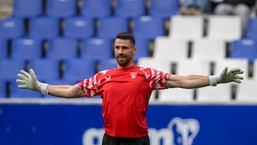 OVIEDO, 15/02/2026.- El portero del Athletic Unai Simón, durante el calentamiento previo al partido de la jornada 24 de LaLiga que disputan el Real Oviedo y el Athletic Club este domingo en el estadio Carlos Tartiere en Oviedo. EFE/Eloy Alonso