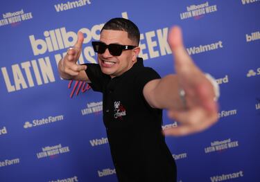 Joel Muñoz Martínez posa en la alfombra roja de los Billboard Latin Music Week 2025 celebrados en Miami.
