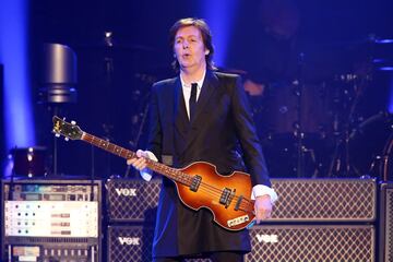 Leyenda absoluta de la cultura pop contemporánea, formó con John Lennon uno de los binómios creativos más prominentes en la historia de la música popular. Nacido en Liverpool en 1942, McCartney presume más 60 discos de oro y 100 millones de álbumes vendidos, tanto como solista como con The Beatles. Varias de las joyas del 'Cuarteto' llevan su impronta, como 'Hey Jude', 'Yesterday' o 'Let It Be'. Tras la desintegración del grupo, ha proseguido con gran éxito su carrera.