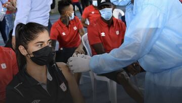 Catalina Usme se vacuna con todo el plante del América