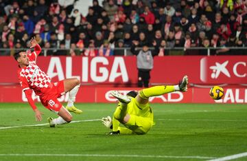 Enorme esfuerzo de Bojan Miovski y Thibaut Courtois para llegar al baln que, al final, se pierde por la lnea de fondo.