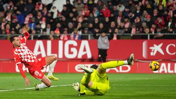 Enorme esfuerzo de Bojan Miovski y Thibaut Courtois para llegar al balón que, al final, se pierde por la línea de fondo.