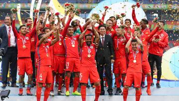 Chile recibe el trofeo de la Copa China.