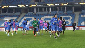 Los jugadores del Getafe, entren&aacute;ndose ayer sobre el c&eacute;sped del estadio Senol G&uuml;nes, del Trabzonspor.