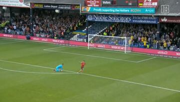 El portero no sabía donde meterse: surrealista el gol que mete al Luton en playoffs de ascenso a la Premier