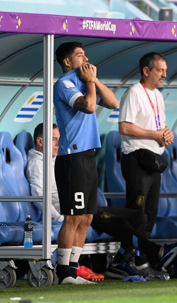 Los nervios, primero, y la desolaci車n, despu谷s, en Luis Su芍rez tras quedar su selecci車n eliminada del Mundial en la recta final del partido al ganar Corea a Portugal.