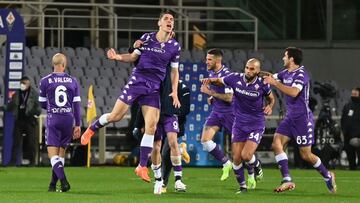 Florence (Italy), 07/12/2020.- Fiorentina&#039;s defender Nikola Milenkovic (C) celebrates with his teammates after scoring his team&#039;s first goal during the Italian Serie A soccer match between ACF Fiorentina and Genoa CFC at the Artemio Franchi stad