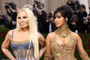 Cardi B y Donatella Versace.