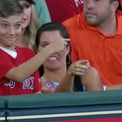El niño más pillo de la MLB: ¡se chiva y este fan acaba expulsado!