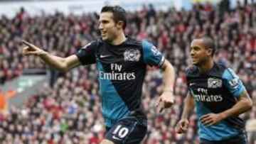 Van Persie puede con el Liverpool en Anfield