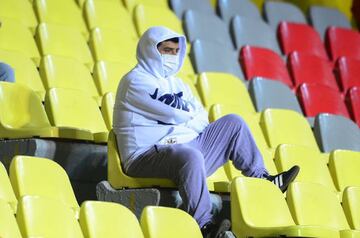 Aficionado en el partido de Monarcas Morelia ante Querétaro de la Jornada 10 del Clausura 2020 utilizando un cubrebocas en la tribuna del Estadio Morelos como medida preventiva contra el Coronavirus COVID-19.