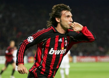 El centrocampista italiano confesó que Pep Guardiola quiso ficharle en 2010 pero el Milan no le dejó salir. "Con el Milan habíamos jugado un amistoso contra el Barcelona en el Camp Nou. Después del partido, Guardiola me llamó para que fuese a su despacho. Quería saber si me gustaría jugar en el Barça. Fue un buen detalle que me invitase a su despacho, pero el Milan no quería que me fuese", contó Pirlo en una entrevista publicada por 'L'Equipe' en 2017.