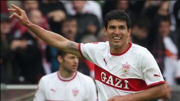 El 'Maza' fue fichado por el PSV Eindhoven en el 2008 tras buenas actuaciones con Chivas. Después de tres años en Holanda, llegó al Sttutgart. Recalcar que fue campeón de Supercopa en los Países Bajos.