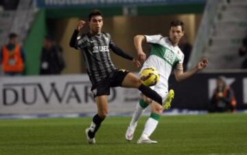 El defensa del Elche Edu Albacar, durante el partido de la decimosexta jornada de Liga de Primera División