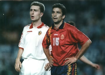Las buenas temporadas de Juan Antonio Pizzi en Tenerife llamaron la atención del Valencia, que dos temporadas más tarde de que llegase a España se lanzó a por él. Después de conseguir la nacionalidad española pasó a formar parte de la Selección, haciendo su debut frente a Finlandia en un partido amistoso. Pizzi no fue una estrella en España, pero sí un perfil bastante útil. Llegó a ser internacional en 22 ocasiones, disputando una Eurocopa (1996) y un Mundial (1998), donde se despidió de La Roja.